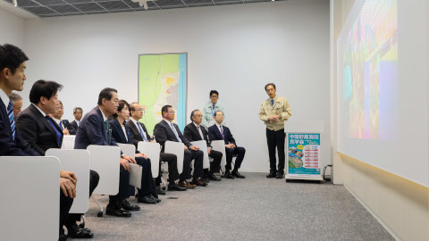 中間貯蔵事業センターを視察する高市首相の様子