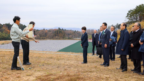 土壌施設を視察する高市首相の様子