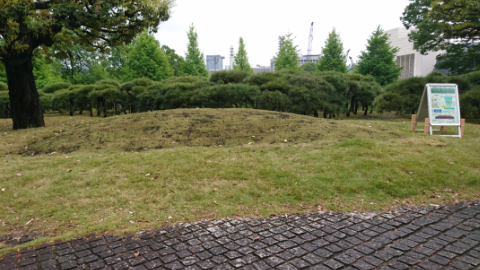 最高裁判所 正門側緑地帯の写真